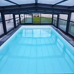 Logement Sur Tour De Ville Avec Piscine